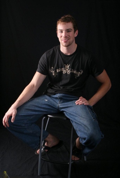Das schwule Model Logan Huston zieht sein Hemd und seine Jeans aus, um nackt zu posieren und zu masturbieren