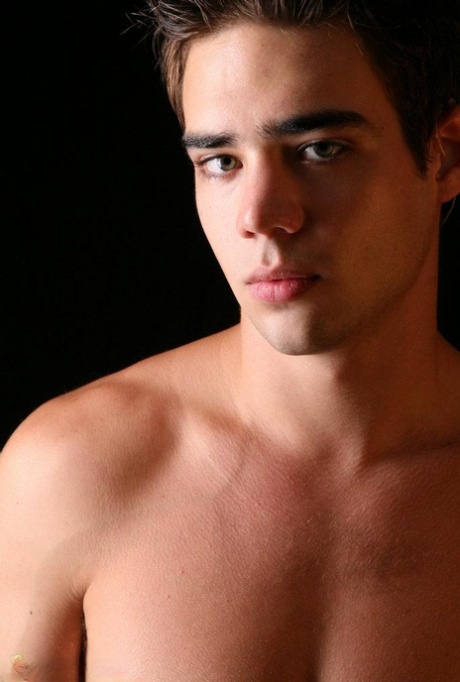 Brunetní twink Zack Randall si tře koule a hladí svůj chlupatý penis
