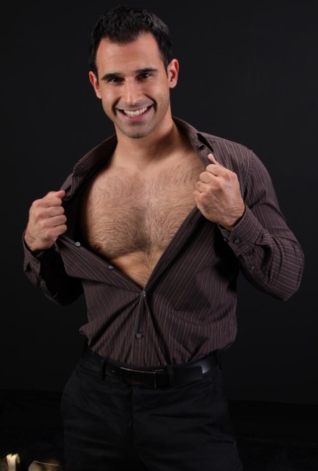 El musculoso gay Omar exhibe su cuerpo y su polla dura como una roca en un solo