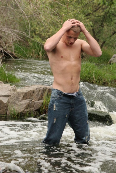 セクシーなブロンド・ゲイの少年ケイスが全裸でポーズをとり、ソロでムラムラしたチンコをオナる。