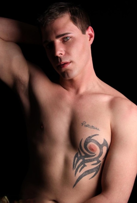 Joshua Cohen, um gay excitado, revela o seu peito com tatuagens e esfrega o pénis
