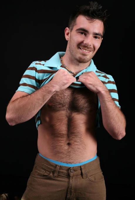 Der haarige schwule Bär Colton zeigt seine haarige Brust und seinen Schwanz vor dem Wichsen