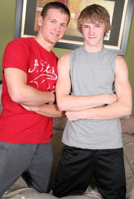 Kåta gaypojkar Stash och Dalton klär av sig innan het bareback-action på en säng