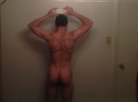 Aiden Pace prend des selfies sexy et nus dans le miroir de la salle de bain.