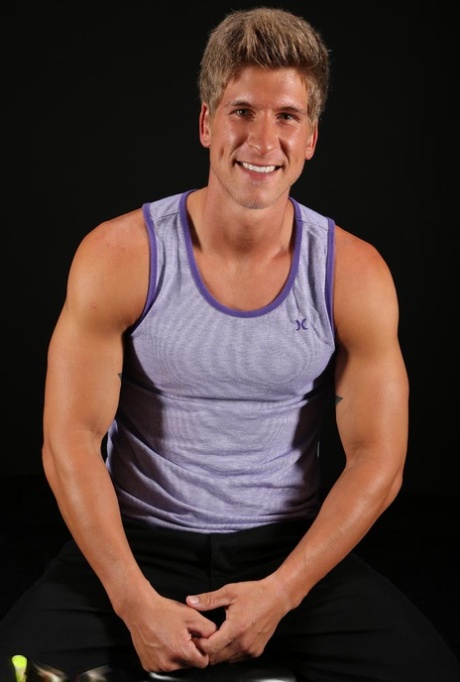 Gutaussehendes schwules Model Kellan Chestnut zeigt seinen muskulösen Körper und seine große Rute in einem Solo