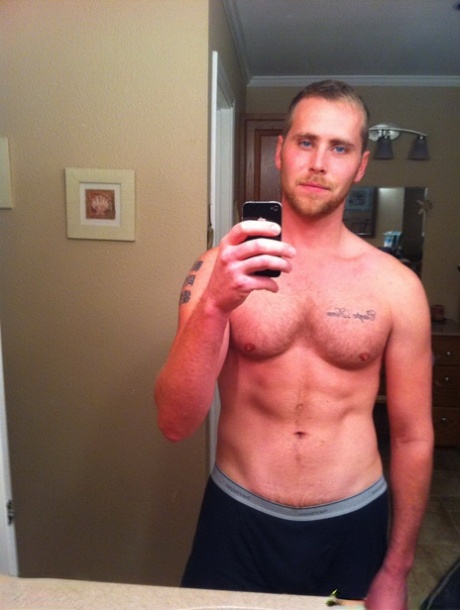 Der geile schwule Andrew Fry macht nackte Spiegel-Selfies und pumpt seinen großen Schwanz