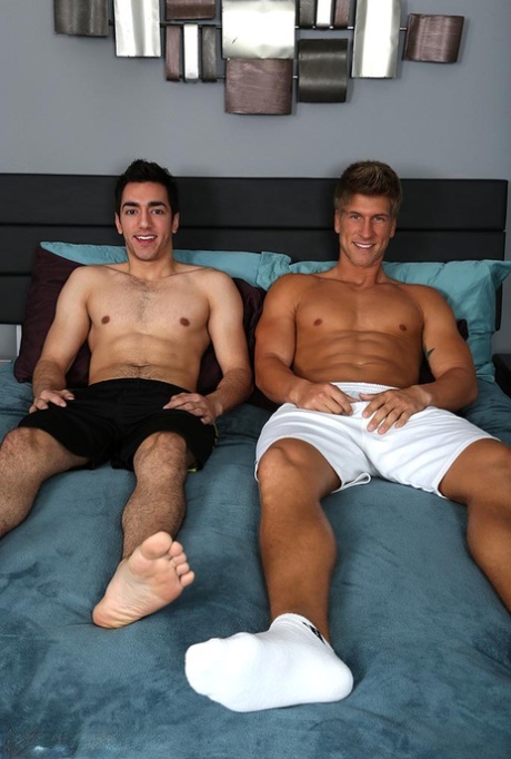 热辣的同性恋男友凯兰-栗子和艾登-佩斯在床上享受口交游戏