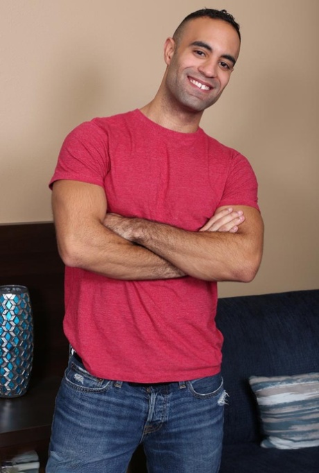 Красивый гей-латиноамериканец Лоренцо демонстрирует свои сексуальные мышцы, жесткий член и большую задницу