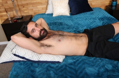 I sexy gay Boyd e Roman si spogliano prima di fare sesso orale bollente sul letto