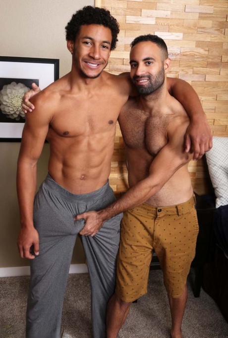 Os amigos gays negros Jerome e Lorenzo fazem um broche um ao outro