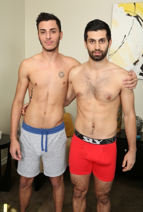 Nadržení gayové Nicholas Duff a Nathan Cruise se navzájem svlékají a šukají