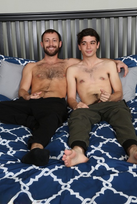 Les gays sexy Nelson et Kodi goûtent la bite et le cul de l