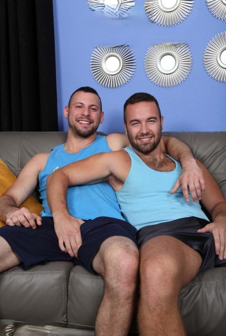 Os morenos gays peludos Kiefer e Noah Riley fazem um BJ um ao outro num 69