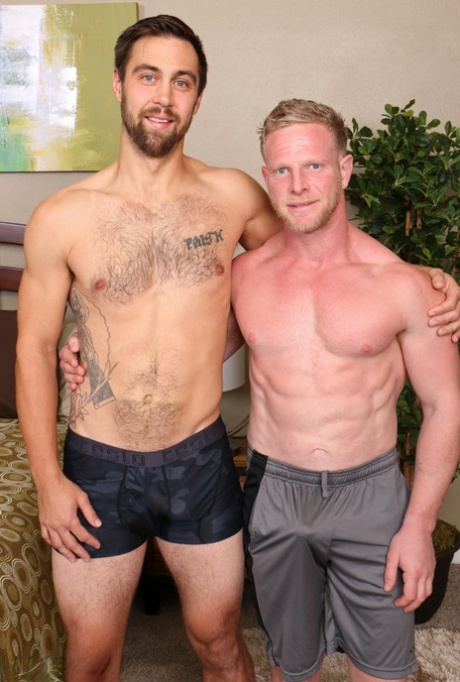 De homosexuella hunkarna Sebastian Long & Michael Mission njuter av analsex i doggystyle
