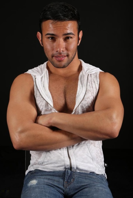 Gay Latino Dorian Ferro poserar i sina sexiga underkläder och onanerar i en solo