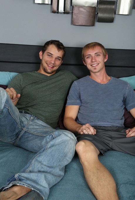 Os gays excitados Zarek e Glenn provam a pila um do outro numa cama
