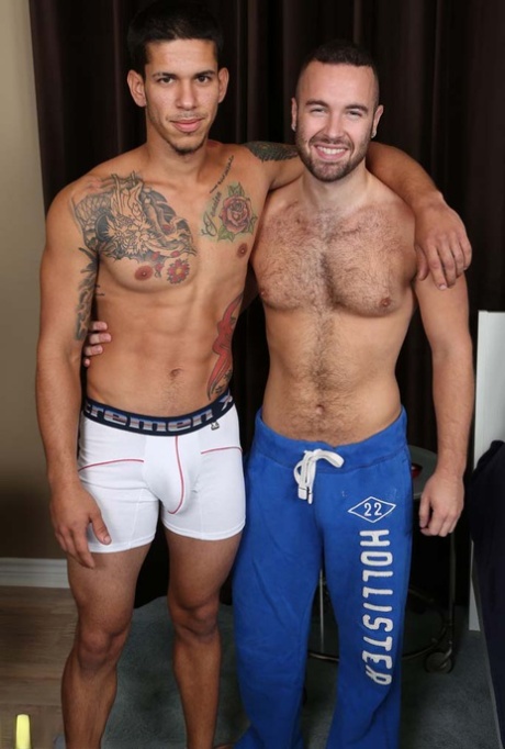 Großer tätowierter schwuler Latino Amador knallt dem haarigen Noah Riley in den Arsch