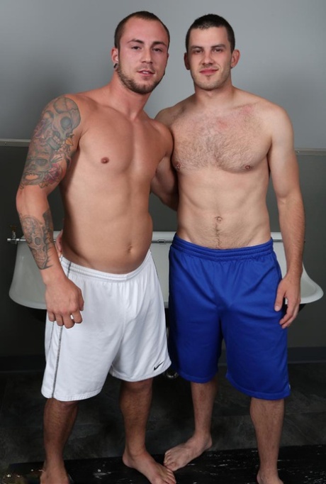 Los atletas gays Dusty y Vander se encuentran en un baño público y tienen sexo anal