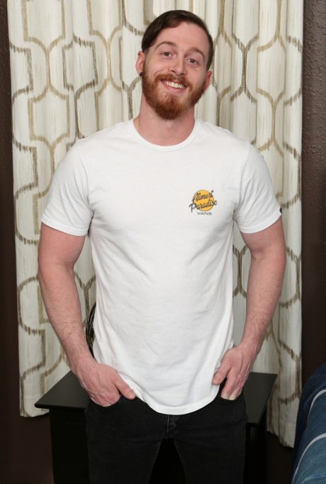 Ginger Tom Bradley mostra o seu peito sexy, a sua vara sem cortes e o seu grande rabo num solo gay