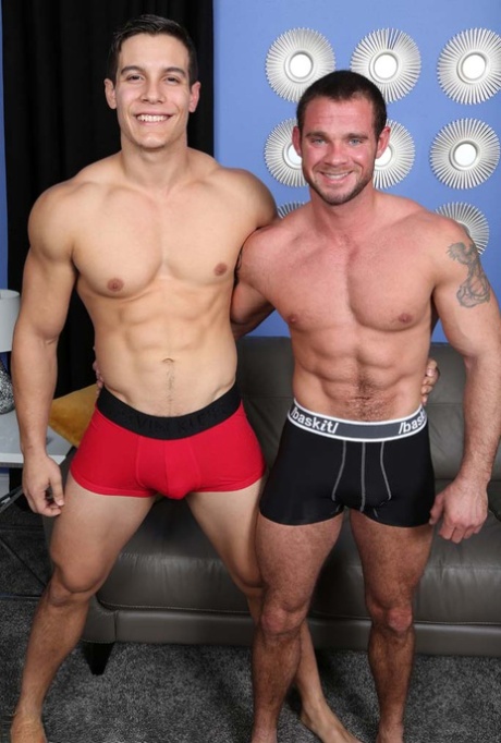 Muskuløse bøsser Adam Cub & Cooper Reed har hardcore analsex på en sofa