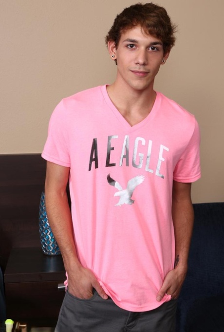 El guapo adolescente gay Malik se quita la camiseta rosa y saca su enorme polla