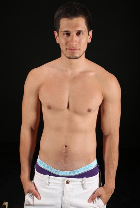 セクシーなラテン系モデル、ジョーイ・モリアーティが全裸でポーズをとり、フレッシュライトでオナニーをする。