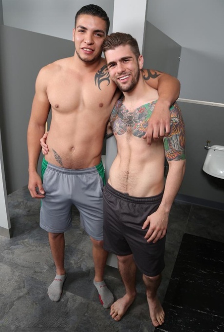 I gay Elias e Shiloh fanno del sesso orale bollente in un bagno di gloria