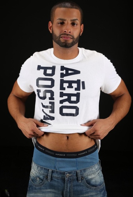 Okouzlující gay Latino Carlos Garcia si hraje se svým obrovským černým pérem na pohovce