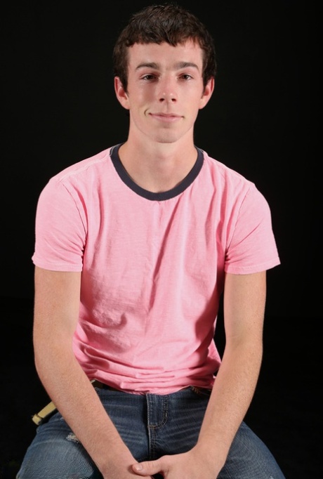 Homo-brunetten Alec dropper den rosa skjorten og blottlegger den store pikken sin i en solo.