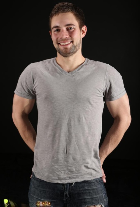 Den homosexuella kaukasiska modellen Griffin Barrows visar upp sin magra kropp och gnuggar sitt stånd