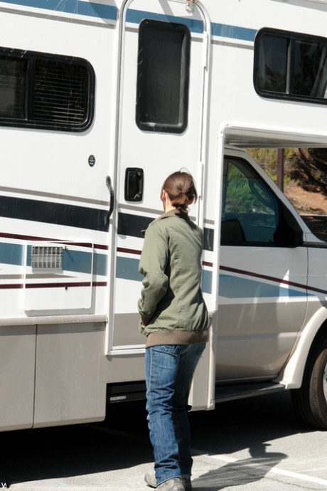 A morena com mamas pequenas Ryan Keely é tocada por uma máquina numa caravana