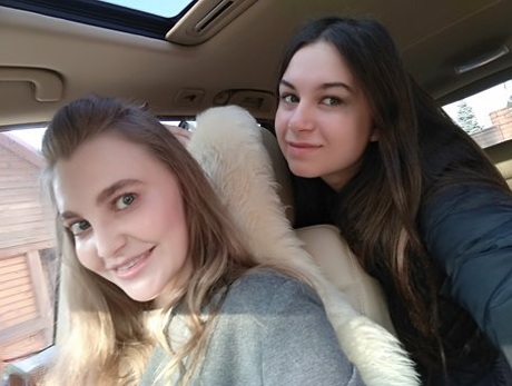 Amantes europeas de pelo largo se toman un selfie en el coche antes de la acción de sexo lésbico