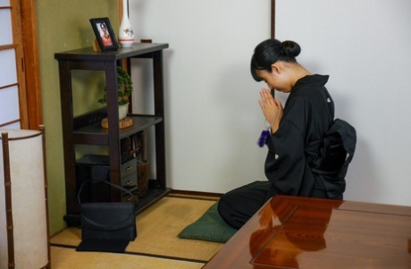Colegiala japonesa se mete los dedos y come semen mientras hace una mamada POV