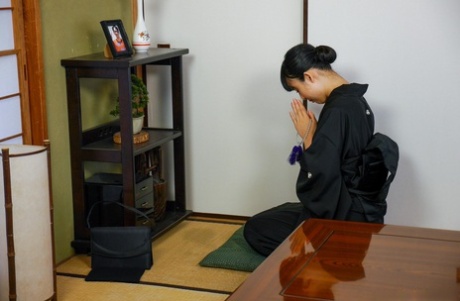 Une écolière japonaise se doigte et mange du sperme tout en faisant une fellation POV