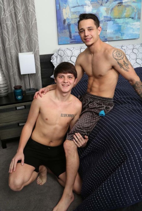 Gay pár Lucas Porter & Kyle Wyncrest mají anální sex poté, co se navzájem objímají
