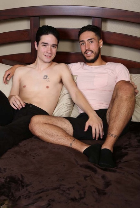 Caldo twink Bailey prende un viso in un sizzling orale sessione con un hunky gay