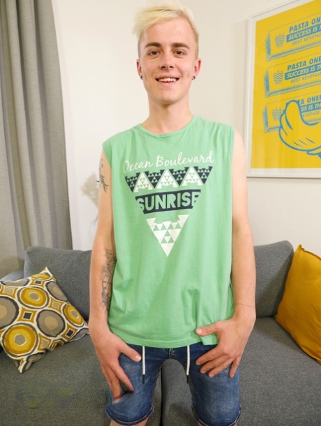 Blond twink Jamie Kelvin klär av sig till strumporna och visar sin stora röv och kuk