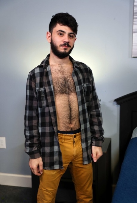 Chlupatý chlapec Adrian Rose proužky nahý a tahy jeho velký péro k ejakulaci