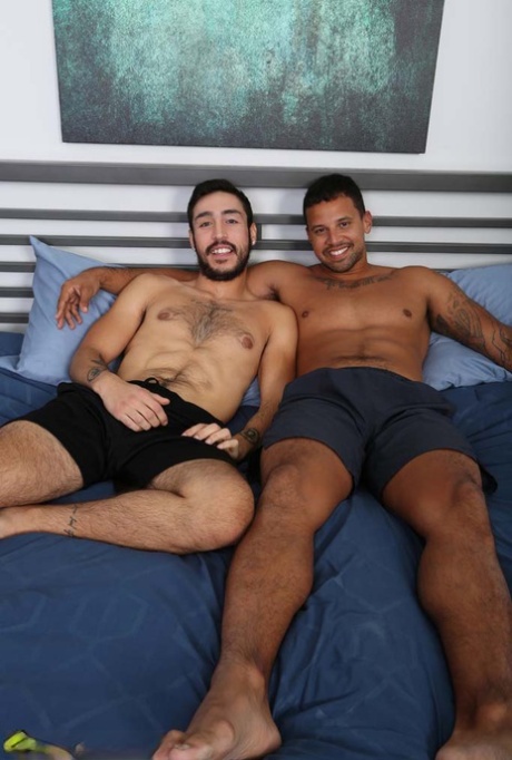 Geje Mateo Daye i Tony Romero ssą sobie nawzajem dużego kutasa i uprawiają seks analny