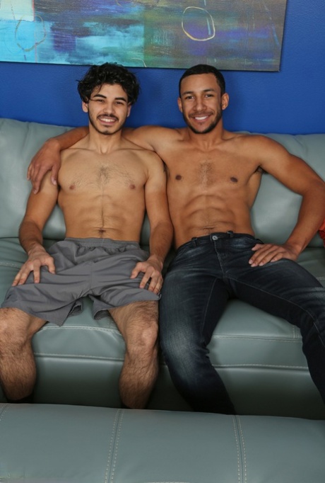 Les gays musclés Damien Reign & Jerome ont des relations sexuelles anales sauvages sur le canapé.