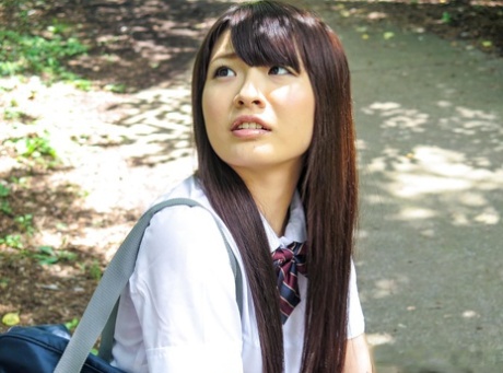 Japonská školačka je vyzvednuta v lese a dokonale ošukána