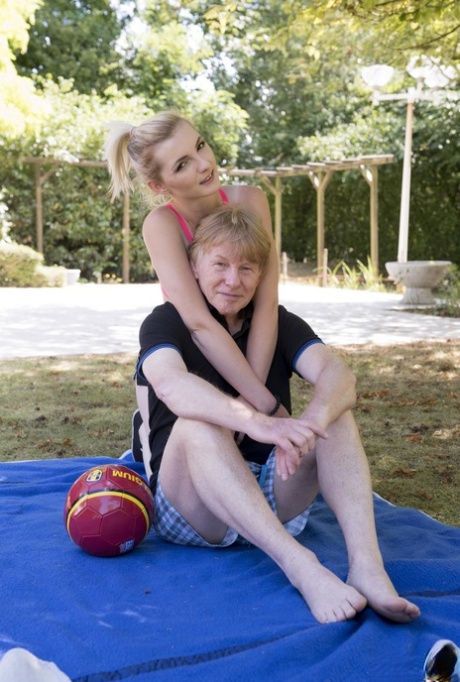 Sladká blondýnka Tyna Gold políbí svého nevlastního otce a nechá se přepadnout v parku