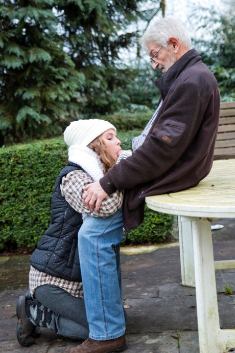 Bunny Baby, une adolescente coquine, suce un vieil homme et le laisse la baiser à l'air libre.