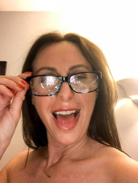 Nerdy rijpe vrouw Lara poseert met sperma over haar bril, tieten & voeten