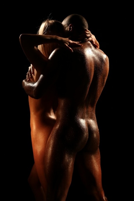金髪のセクシー女優ケイラ・ライオンズが黒人の恋人と抱き合い、彼のペニスに乗る