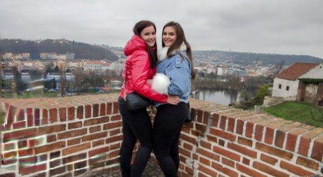 Brunette teens Taylee Wood & Little Ellis tonen hun grote tieten & delen een pik