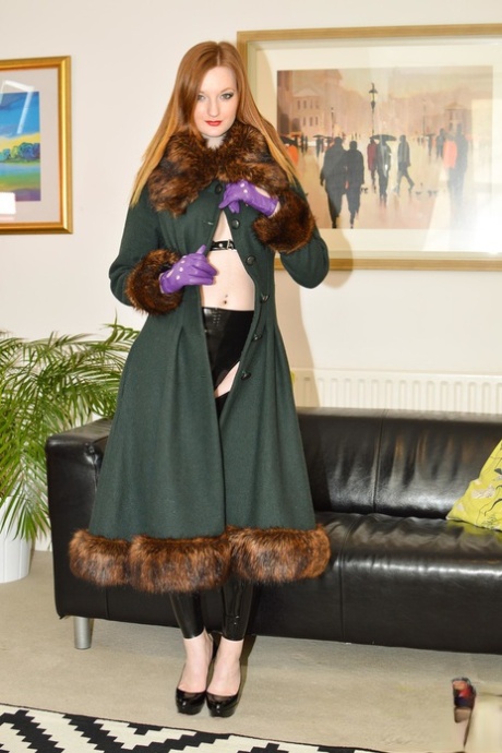 Ginger Zara Durose klär av sig till latexunderkläder innan hon knullar en gammal kuk