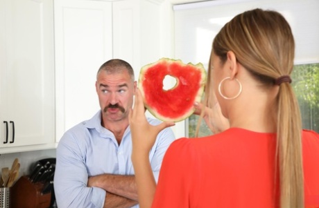 Latina Gizelle Blanco macht ihren Ehemann ficken eine Wassermelone und ihre Muschi