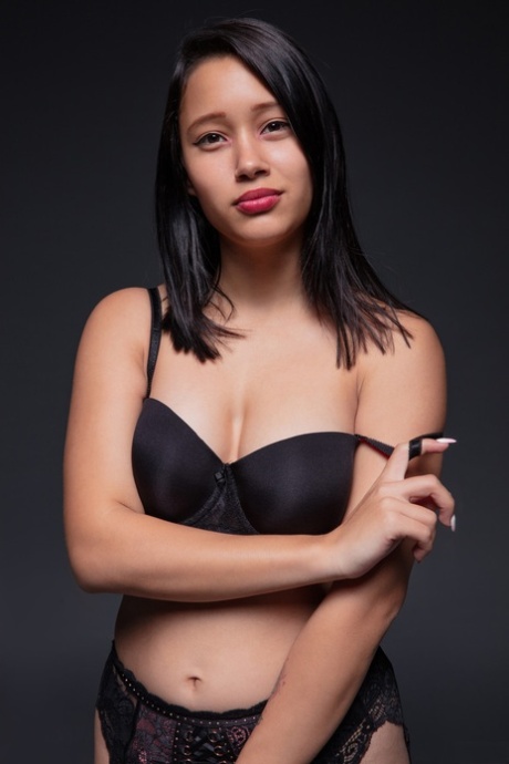 性感的拉丁裔模特 Lia Ponce 展示她完美的胸部并玩弄她的海狸