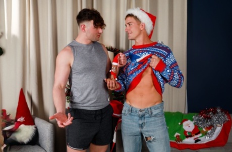 Сожители-геи Брэндон Андерсон и Майкл Бостон занимаются горячим сексом в день Рождества